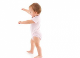 宝宝过早学走路影响视力 宝宝过早学走路的危害