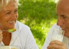 老年人喝牛奶的好处 老年人喝牛奶能补充营养吗