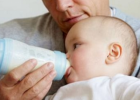 新生儿吐奶应如何缓解  新生儿吐奶的原因