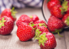 长相畸形的草莓能吃吗 反季节水果不安全