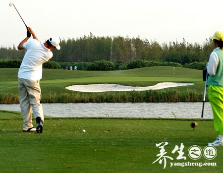 8个动作要领迅速熟练高尔夫球技变身土豪