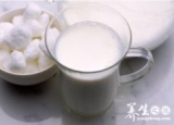 不科学喝牛奶将严重影响人体健康