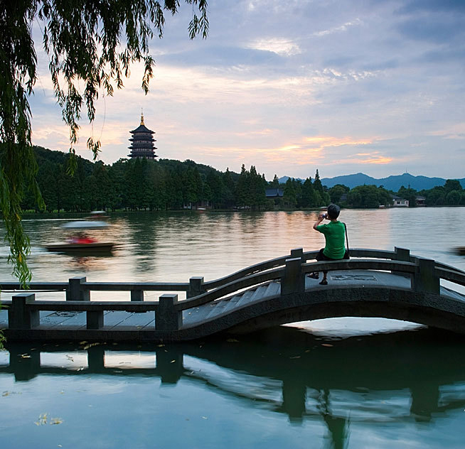 西湖十景之雷峰夕照 日夜锋芒不灭的奇观(1)