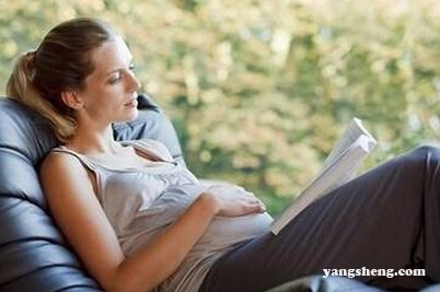 孕妇熬夜影响胎儿健康 准时睡觉陪宝宝健康过冬