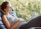 孕妇熬夜影响胎儿健康 准时睡觉陪宝宝健康过冬