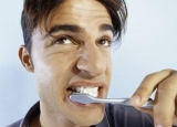 男人一定要坚持早晚刷牙  不按时刷牙就会容易