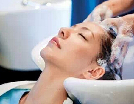 女性经期洗头可要注意了 小心疾病侵入