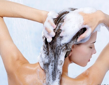 女性经期洗头可要注意了 小心疾病侵入