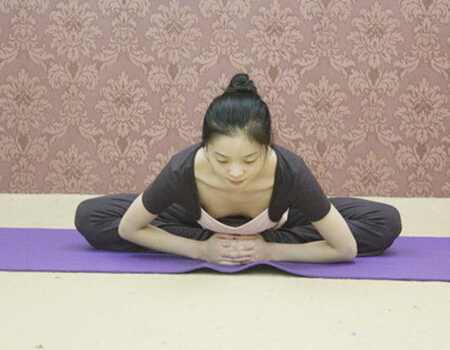 痛经怎么办 练习瑜伽有益缓解痛经