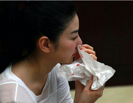 夏季流鼻血有什么原因呢