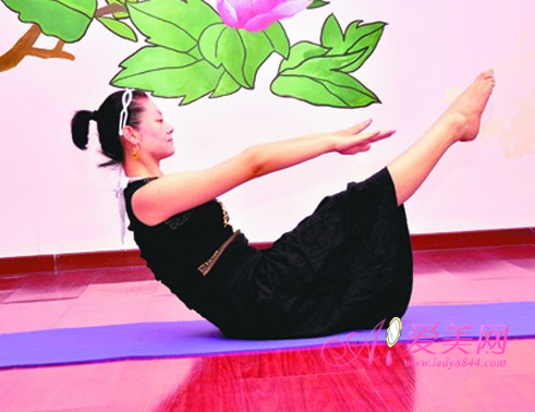 健身瑜伽动作 教你如何摆脱办公室“职业病”(2)