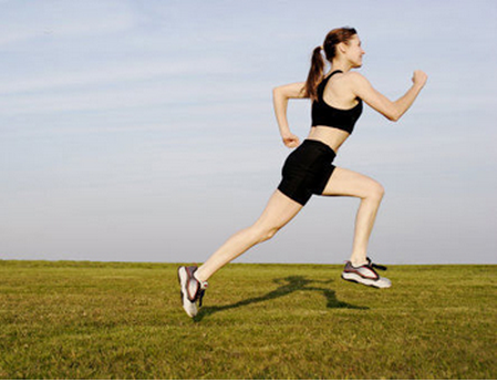 夏季户外运动减肥 坚持每天晨跑变苗条