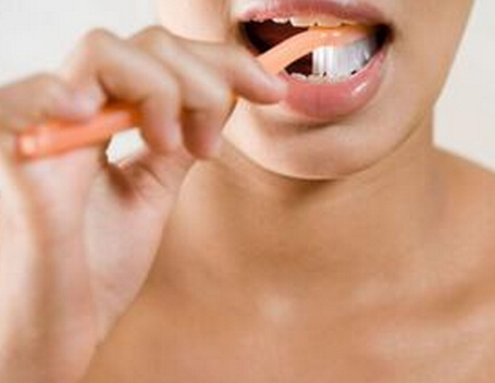 牙齿变黑原因 刷牙接触越刷越疼