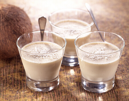 椰子营养 夏季喝椰子汁解暑清热