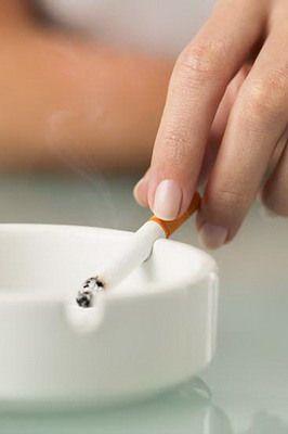 吸烟的危害 到底谁在为烟民的健康“买单”