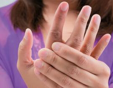 手指头发麻是因疾病？