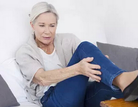 腿脚上一些症状预示衰老加快