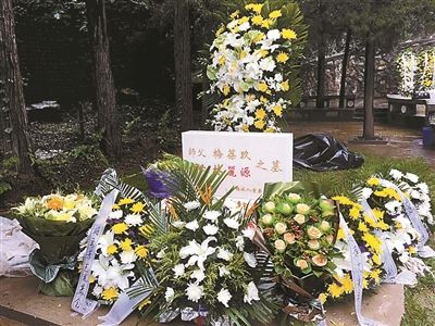 梅玖葆先生雨中下葬 多年后终与父亲相伴
