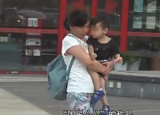 韩寒妻子金丽华带小男孩上街 疑似二胎儿子曝光