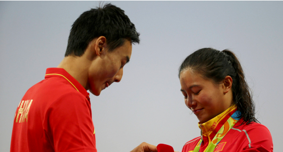 奥运颁奖礼上秦凯突然现身 只为给何姿一个浪漫的求婚