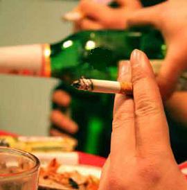 男人喝酒时抽烟更容易醉