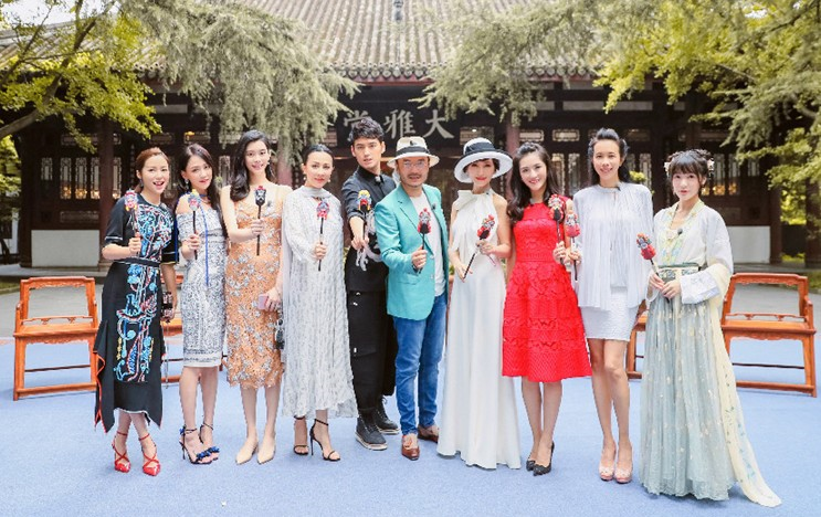 我们来了众女神亮相成都 一起玩吧闹吧欢乐吧