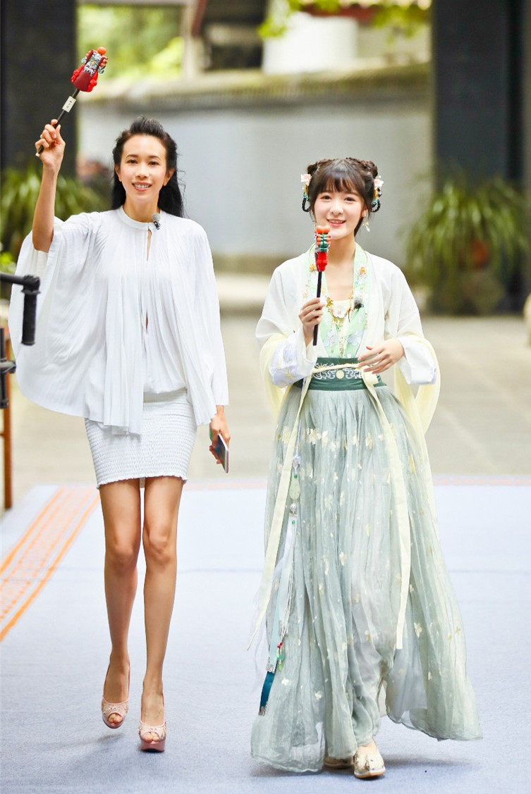 我们来了众女神亮相成都 一起玩吧闹吧欢乐吧
