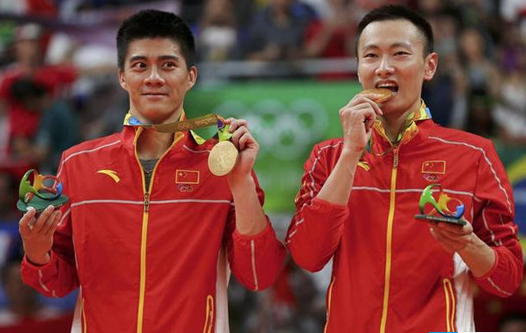 何炅看奥运羽毛球男双夺金牌 感慨金牌来的太不容易