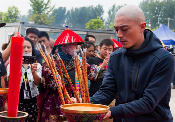 传奇巨制《如懿传》开拍 霍建华光头造型亮相开机大典