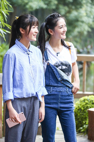 我们来了女神降临成都 T台走秀疯玩游戏不亦乐乎