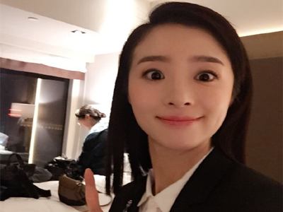 胡冰卿胡玉洁亲密合照 孪生姐妹花各有风采 