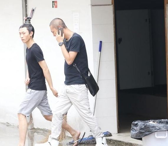 张一山现身片场  T恤人字拖配古代发冠