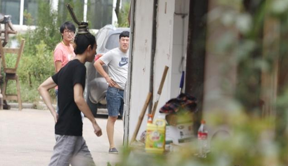 张一山现身片场  T恤人字拖配古代发冠
