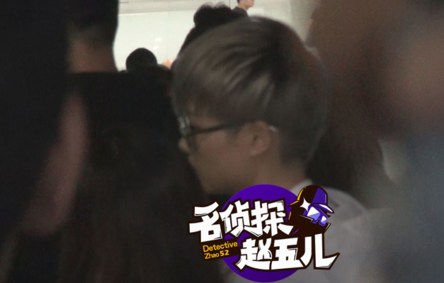 李宇春深夜机场被堵 帅气穿搭引领机场新潮流
