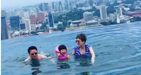 金巧巧一家新加坡度假 女儿游泳池中开心戏水