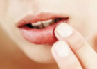 口角炎症状 舌头舔什么部位极易感染疾病？