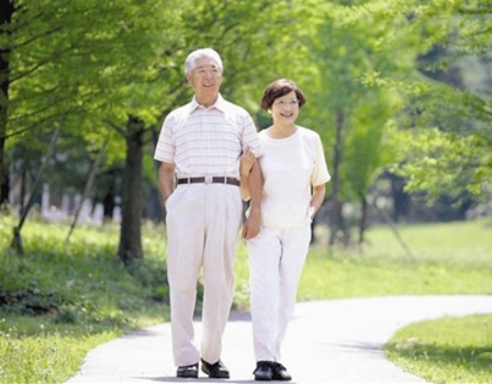 老人散步养生 每周锻炼保健康