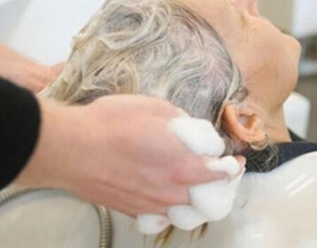 老年人冬季养生常识 在冬季洗头有讲究