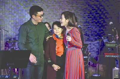 张靓颖冯轲举行婚礼 张妈妈：户口簿还在我手上