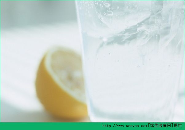柠檬片泡水的功效 喝柠檬水的好处(3)