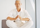 男人练瑜伽可减轻腰酸背痛