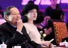 94岁杨振宁与40岁妻子亲密现身颁奖典礼