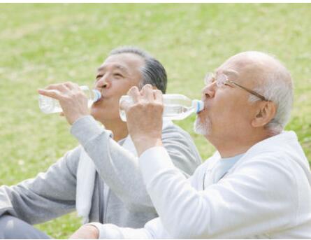 老年人慢性缺水怎么办 缺水对身体有伤害