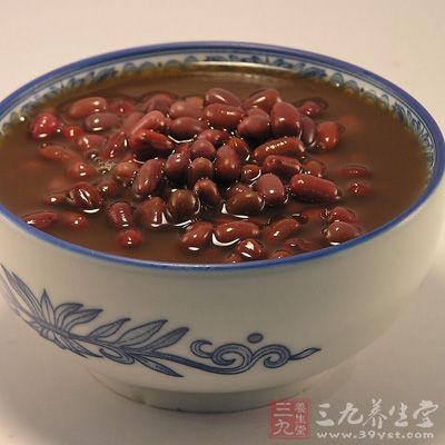 在饮食上，过咸、太辛辣、腌制品等食物要适量，平常可以多喝点具有利尿效果的红豆汤