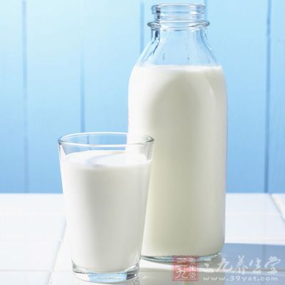 牛奶、孕妇奶粉或酸奶是准妈妈每天必不可少的补钙饮品