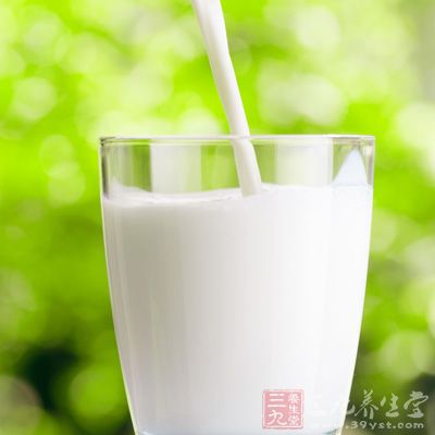 如果讨厌牛奶的气味可以吃一些脱脂奶粉，或把牛奶放在菜中做成奶汤