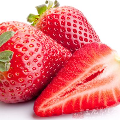 草莓富含维生素C、叶酸和纤维