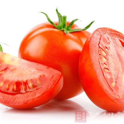 有的父母肤色偏黑，孕妇就可以多吃一些富含维生素C的食物，如番茄