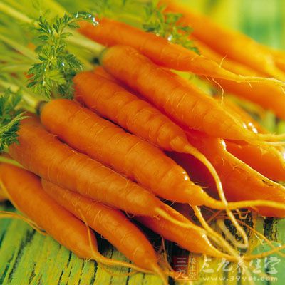 胡萝卜中维生素含量是较高的，建议孕妇可以多吃
