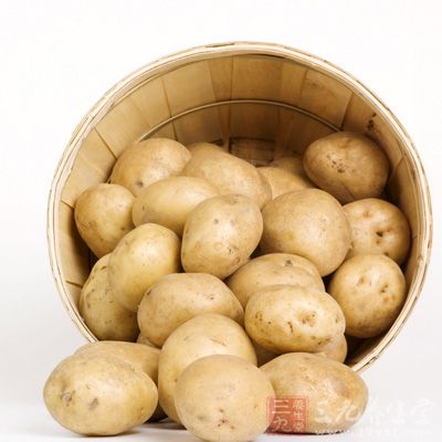 土豆中含有生物碱，存的越久的土豆生物碱含量越高